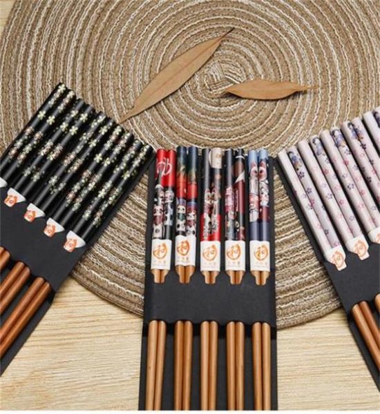 Bacchette riutilizzabili 5 paia Set bacchette di legno naturale di bambù fatte a mano in stile giapponese Sushi Food Cat Flower Multi Color Wooden Cho5944367