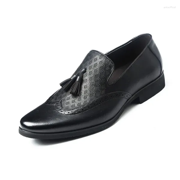 Sapatos de vestido Nice Men Tassel Fringe Slip-on Mocassins Respirável Festa Casual Retro Estilo Britânico Esculpido Brogue Formal