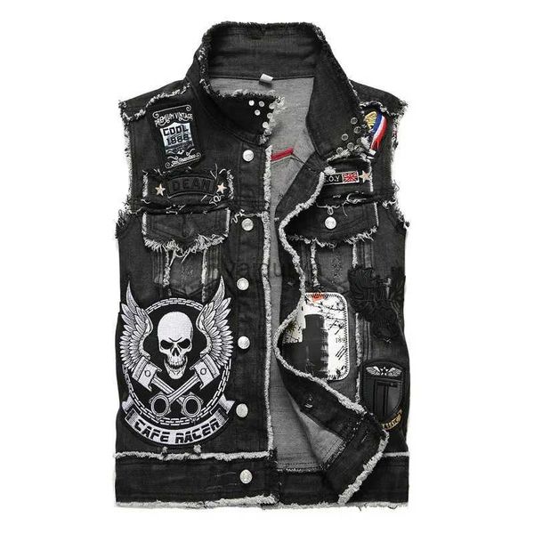 Gilet da uomo Autunno Punk Gilet di jeans Patch da uomo Ricamo Cuciture Teschio Inchiodato Distintivo nero Cappotto da motociclista YQ231031