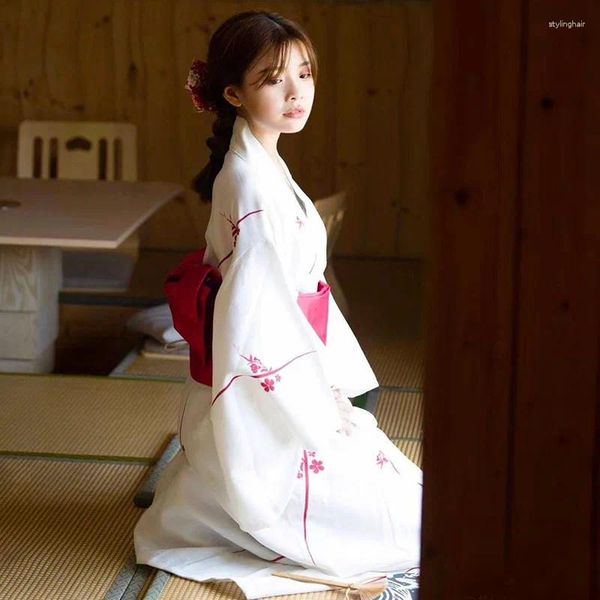 Abbigliamento etnico Kimono da donna Abito tradizionale giapponese Yukata Colore bianco Stampe di fiori Abito estivo Performing Wear Cosplay