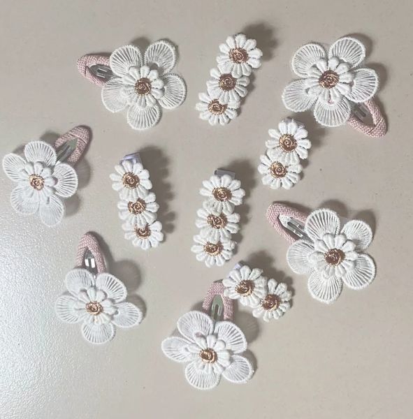 Mezar Saç Aksesuarları 36pc/Lot Papatya Çiçek Saç Klipleri Doğdu Bebek Dantel Nakış Bows Kid Girl Flower Barrettes Kızlar Saç Taşınma Saç Aksesuarları Toplu 231030