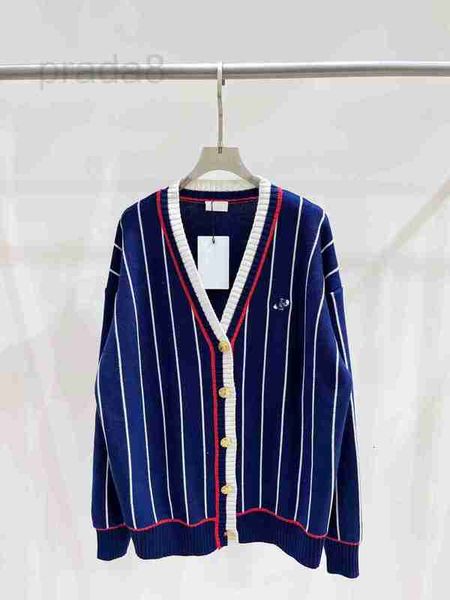 Suéteres femininos designer 2023 outono e inverno novo vermelho e branco listra contraste azul display branco acadêmico com decote em v casaco de malha 7zxm