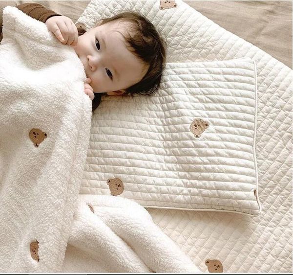 Coperta per neonato con ricamo verde oliva con orso coreano, in pile di corallo, morbida coperta per neonato, coperta per fasciatoio, biancheria da letto, copertura per passeggino