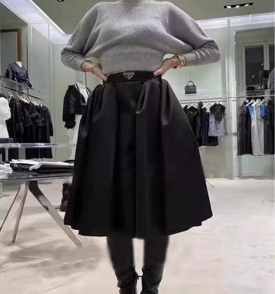 Женская одежда юбки дизайнер тот же стиль, что и семейство P Новое треугольное стандартное платье для плиссированной юбки с высокой талией.