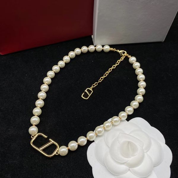 18K vergoldetes Kupfer Luxus-Buchstaben-Halskette V-Markendesigner Italien Geometrische berühmte Frauen-Perlen-Anhänger-Halsketten für Damen-Geburtstagsfeier-Schmuck