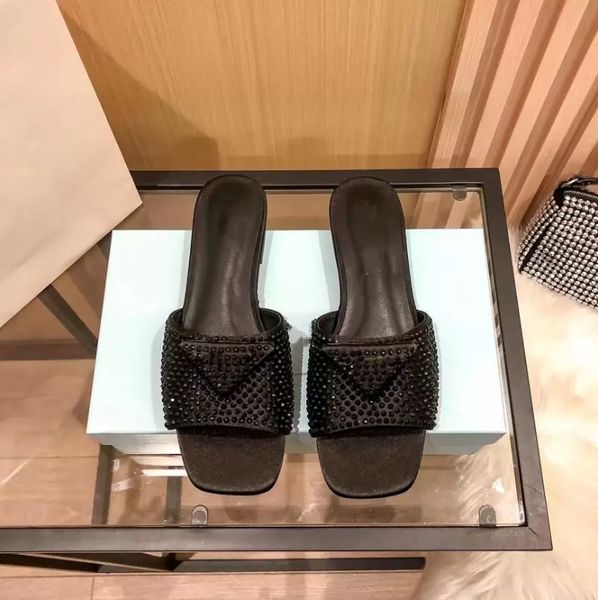 Tasarımcı Rhinestone Düz Alt Terlik Sandalet Moda Açık Boş Zamanlı Lüks Slipper Deri Dövme Akşam Yemeği Düğün Sandbeach