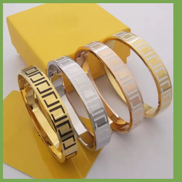 braccialetto Europa America Top Designer Gioielli Lady Donna Acciaio al titanio smalto inciso Lettera Bracciale in oro 18 carati 4 colori