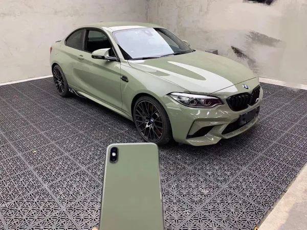 Premium Ultra Gloss Khaki Green Vinyl Wrap Sticker Цельная блестящая обертка автомобиля с пленкой с выпуском воздуха Начальная низкая клейкая клей.