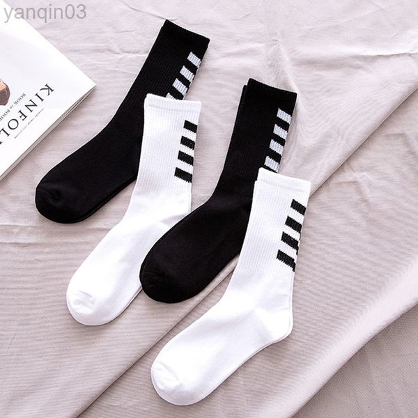 Спортивные носки 1 Пара совершенно новая мода Ins Cotton Black White Stripe Crew Men Socks Sports High Skateboard Blaze Street Happy Sox в продаже L220905