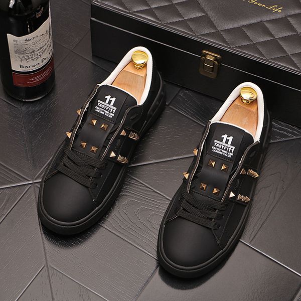 2022 Designer di lusso da uomo Bianco Nero Rivetto Punk Hip Hop Roccia Scarpe con plateau Sport maschili Scarpe da ginnastica da passeggio Zapatos Hombre