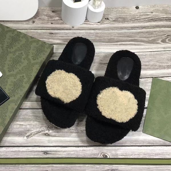 Moda Selas de Luxo Moda Sandálias de Luxúria Sapatos de Lã Curta Couro de borracha grossa letra inferior lança chinelos vazamentos de dedão preto branco preto baotou 35-40