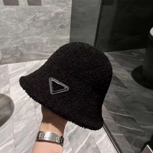 Fuzzy Bucket Hat Donna Uomo Cappelli pelosi Inverno Fluffy Luxury Designer Cappelli Cappelli Cappelli Uomo Bonnet Beanie Hat Cap Fitted Trucker Lettera P Caps 2022