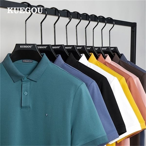 Polos masculinos Kuegou Moda Roupas Menas de pólo masculinas Mangas curtas Lappels de alta qualidade Bordado esbocado no verão Top Plus Tamanho 6499 220906