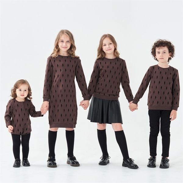 Família combinando roupas crianças 2023 Fall Algodão Terry Coffee Coffee Velvet Lightning Bolt Dress Top Romper Family Matching Roupos 220914