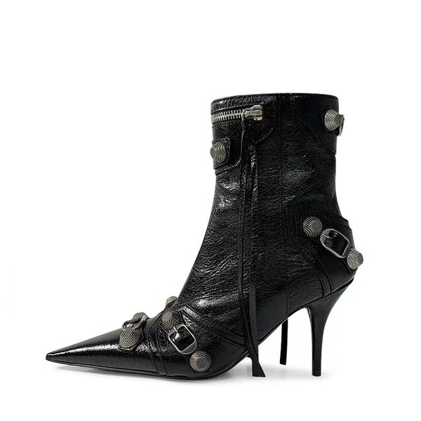 2023 Cagole botas de pele de carneiro fivela de cinto decorativo zíper lateral locomotiva sexy pontiagudo botas de moda salto alto sapatos femininos de designer de luxo