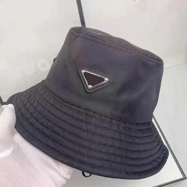 Luxo Nylon Bucket Hat para homens e mulheres Designers Menns Mens primavera verão verão colorido de couro de metal solar chapéus novos Pescadores Caps Presentes