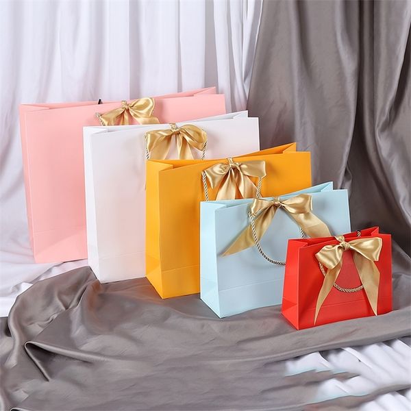 Geschenkpapier Großhandel Geschenktüten aus Papier mit Schleife Recycelte Hochzeits-Einkaufstüten mit Griffen Kleidung Kosmetik Schmuck Verpackungstüten 220913