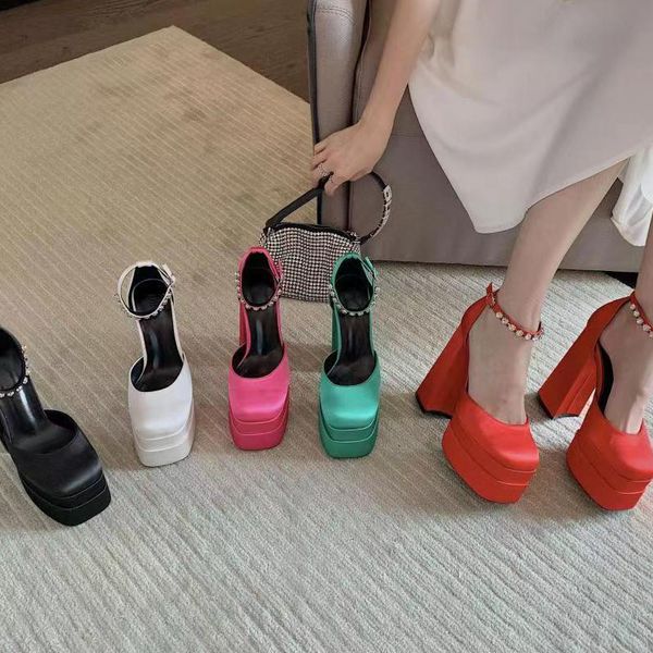 Kadınlar klasik lüks kare ayak parmağı süper topuklu sandallar tasarımcı yüksek topuklular zarif tasarım düz renkli rhinestone anklet moda blok topuk seksi platform Roman ayakkabılar