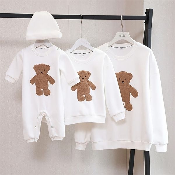 Família combinando roupas de família de roupas de combinação de inverno outono de outono Cartoon urso pai filho filho mãe filha longsleeeved camisa de bebê roupas de aniversário 220914