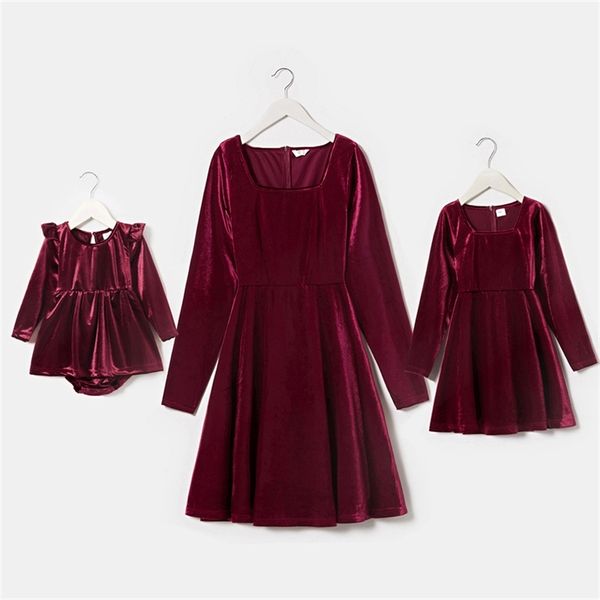 Família, roupas, roupas de roupas de veludo de veludo de veludo de veludo, vestido de veludo vermelho, fantasia de festas de sereia, mulher, menina, mãe, filha 220915