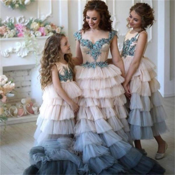 Abiti da abbinare alla famiglia Luxury Fluffy Madre e figlia Po Shoot Vestaglie Maniche ad aletta Pizzo con perline Ruffles Abiti a strati Colori misti Prom Dres 220914