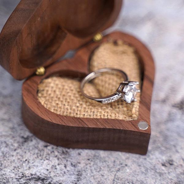 Bolsas de jóias Love Heart Shape Walnut Caixa de anel de madeira de madeira maciça Decorativa de joalheria Proposta de engajamento de armazenamento Presente de aniversário