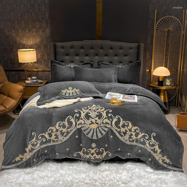 Set di biancheria da letto di lusso autunno inverno velluto spesso pile ricamo oro set trapunta / copripiumino biancheria da letto lenzuolo federe 4 pezzi