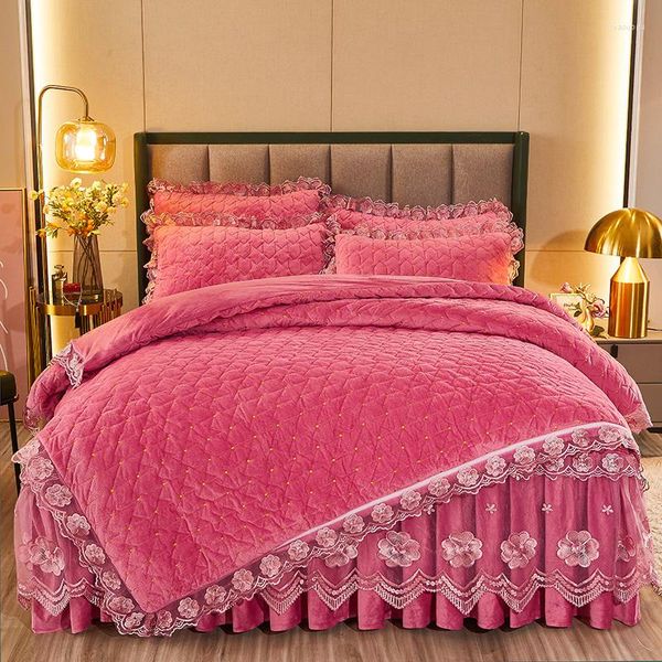 Bedding conjuntos de casamentos de luxo conjunto de flanela de veludo de bordado acolchoado capa de edredão colcha rosa rosa pavilhas saia de cama 4pcs