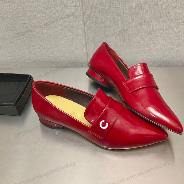 Berühmte Designer-Damen-Kleiderschuhe mit niedrigen klobigen Absätzen und spitzen Zehen-Sandalen, luxuriöse flache Schuhe aus echtem Leder, bequeme Slip-On-Schuhe in Rot und Schwarz mit Buchstaben