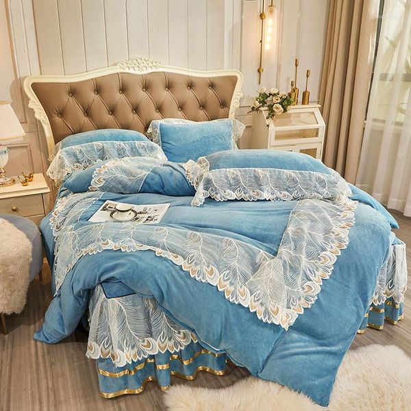 Set di biancheria da letto Set da principessa di lusso Flanella di velluto Copripiumino in piuma bianca Trapunta con volant in pizzo Gonna da letto Copriletto Federa