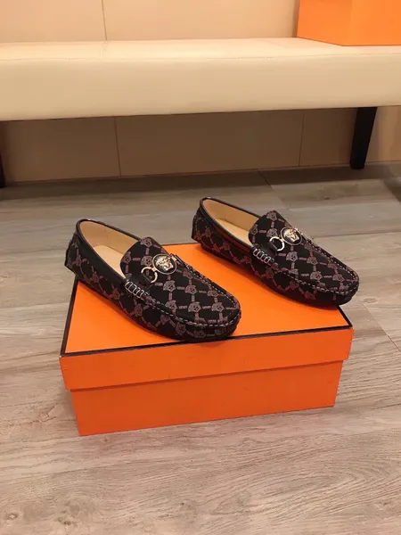 Erkekler Sıradan Loafers Business Slip-On Düğün Gerçek Deri Marka Tasarımcı Elbise Ayakkabı Erkek Yürüyüş Ayakkabı Daireleri Boyut 38-44