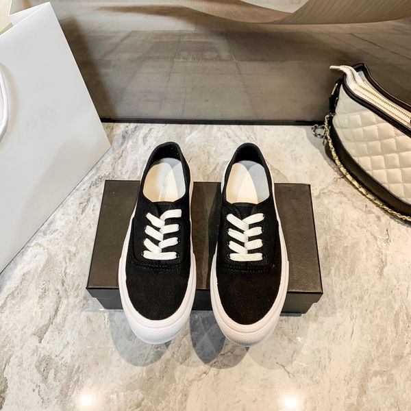 Classic Casual Casual Shoes Sapatos de esportes ao ar livre feminino Triplo Branco Black Fashion Slip no skateboard feminino