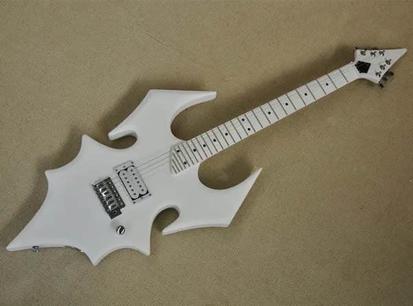 La chitarra elettrica con corpo a forma di pipistrello bianco con ponte tremolo L'hardware cromato può essere personalizzato