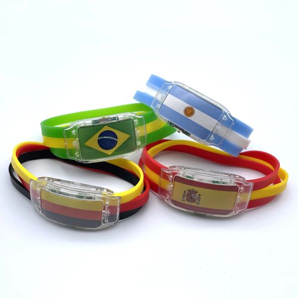 2022 Weltmeisterschaft LED-Nachtlicht Jubelarmband Glühflagge Armbänder Silikon Fan Glühuhr Lampe Up Football Team Cheer Props