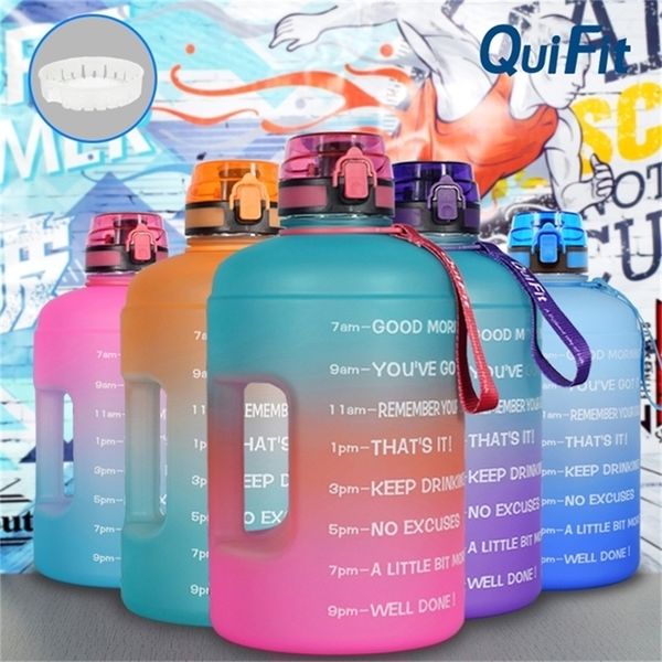 Bottiglie d'acqua Quifit2.2L / 3.78L che rimbalza la bottiglia d'acqua sportiva da gallone con cannuccia fitness / casa / outdoor che la rende una bottiglia d'acqua resistente alla polvere e alle perdite 220919