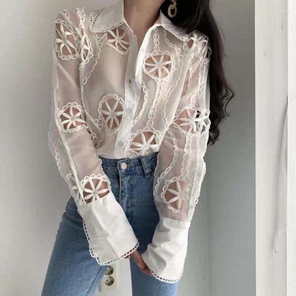 Blusas femininas de tamanho branco Blusa de renda branca Mulheres Spring Hollow Out Floral Bordado de alta qualidade Camisa sexy ver através de top de manga longa