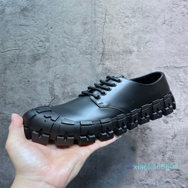 Stivali neri da uomo Scarpe derby Pelle verniciata con fondo Punta arrotondata Scarpe in pelle Suola per pneumatici Rivetti Designer di lusso