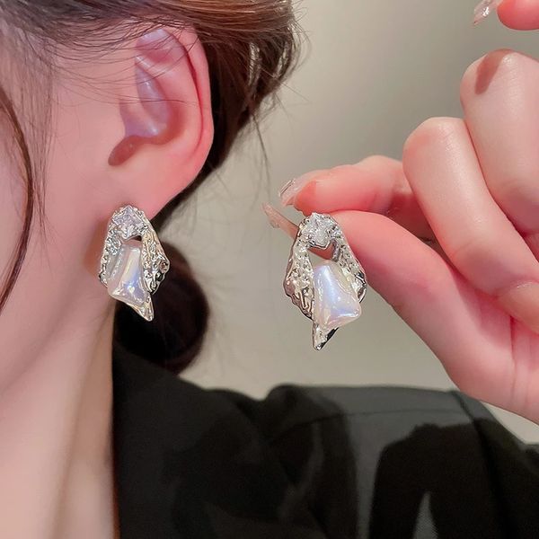 Baumelnde Kronleuchter-Ohrringe mit unregelmäßigen Falten und Zirkon-Meerjungfrau-Perlen. Japanische und koreanische Luxus-Design-Ohrringe