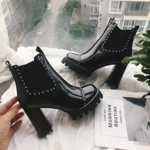 Botas de tornozelo femininas 2023 moda deslizamento em botas de couro preto feminino punk gótico sapatos senhoras elegante lolita salto baixo curto