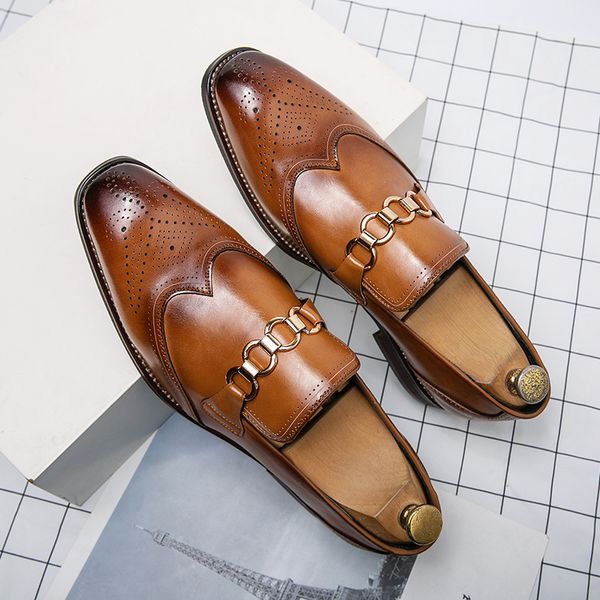 Роскошная металлическая пуговица дизайнерская повседневная обувь для обуви для обуви мужчин с твердым цветом британской резной заостренной кружевной кружев