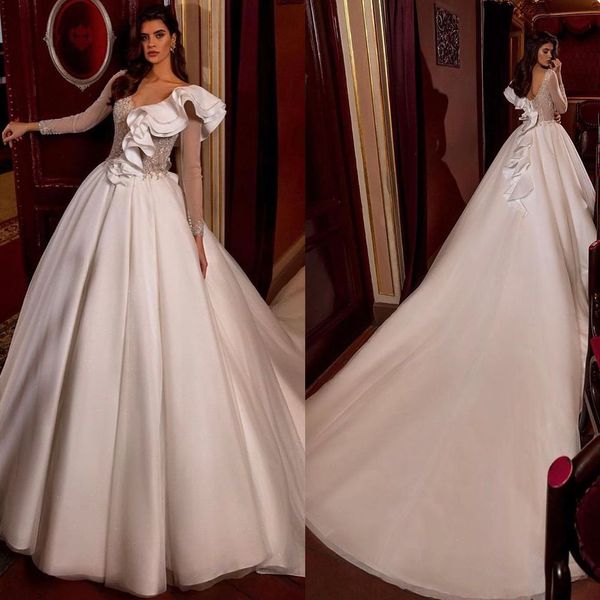 Abito da sposa bianco progettato Abito da sposa lungo con scollo a V e maniche a strati con scollo a V su misura