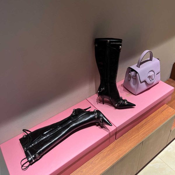 Cagole kniehohe Stiefel aus Lammleder, Nietenschnalle, verzierte seitliche Reißverschlussschuhe, spitzer Zehenbereich, Stiletto-Absatz, hoher Stiefel, Luxus-Designer-Schuh for0002