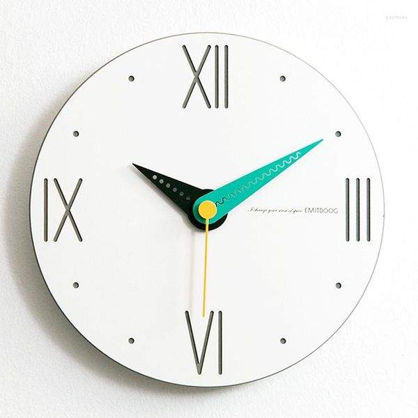 Relógios de parede 2022 Design moderno Quartz Clock Europe Europa breve decoração de interiores Wood Resumo 12 polegadas numerais romanos