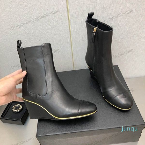 Stretch-Schaffell-Damen-Stiefeletten mit Keilabsatz, Schwarz, mit niedrigem Absatz, 6,5 cm, gesteppte Textur, goldfarbener Metallreißverschluss, Chelsea-Stiefel, Winter-Regenstiefel, Schneestiefeletten, Wedgie