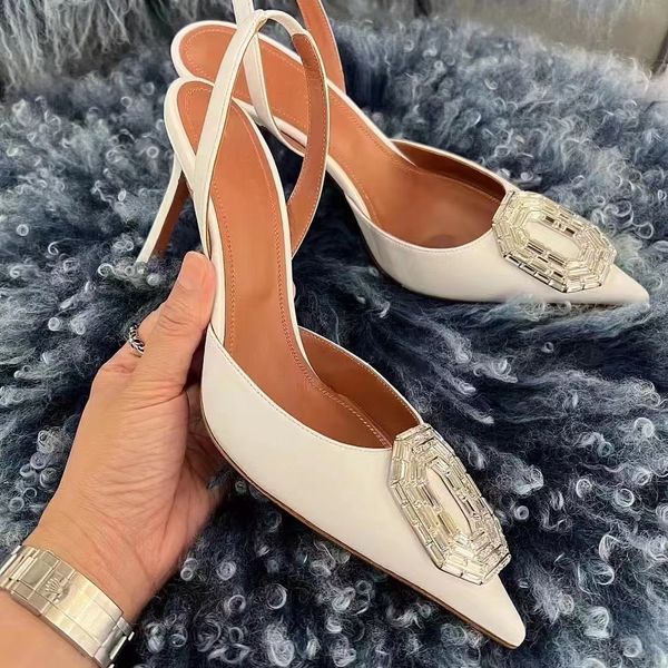 Amina Muaddi -Kleidungsschuhe Pumpen High Heels Sexy Sandalen Fabrikschuhe Luxus Saeda Kristallgurt Satin Wildleder Leder Hochzeitsfeier Damenschuhe mit Schachteltasche