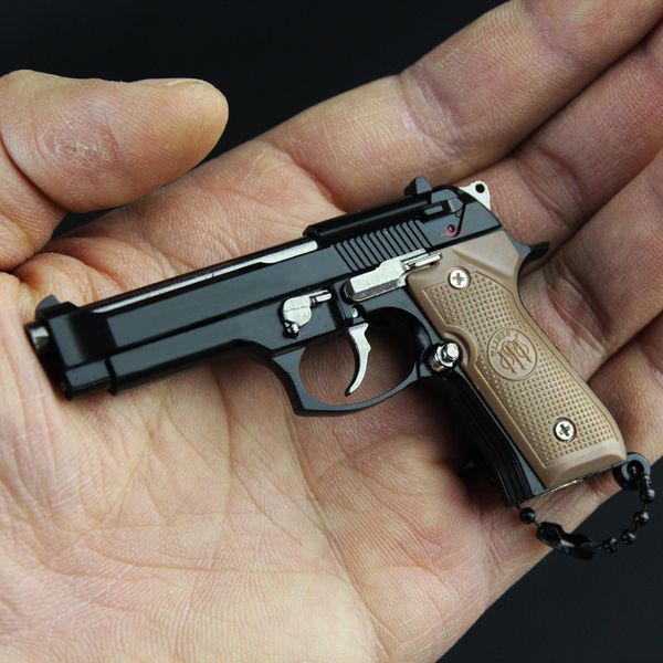 Beretta 92F Pistola a pistola in metallo Nessuna lettera Modello in miniatura Portachiavi Pistola Giocattoli Puntelli per costumi Ciondolo artigianale Regali di compleanno per uomo e donna 1089