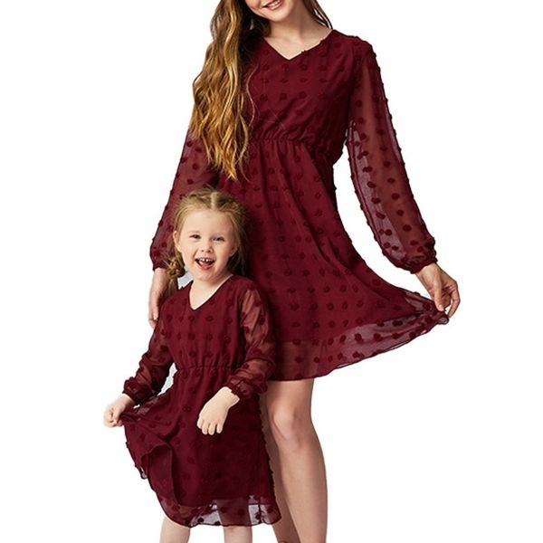 Abiti coordinati per la famiglia Look ricamo fiore manica lanterna abito in chiffon vestiti per madre figlia abiti casual morbidi abiti da vacanza 220924