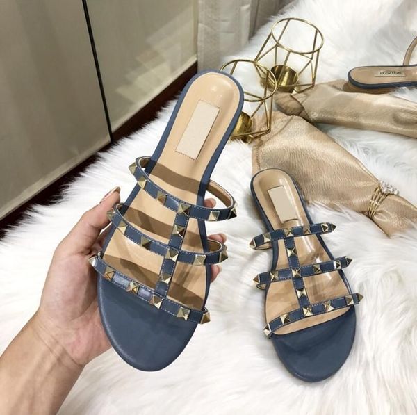 Donna nuovo 2023 Sandali piatti V Scarpe da spiaggia con borchie di marca di moda Nude Sandali infradito Pantofole da donna di marca di moda