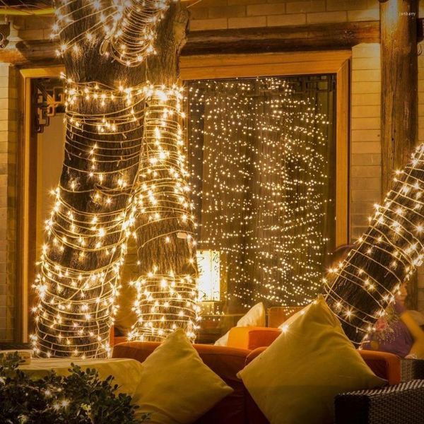 Stringhe 200/300 LED Alimentato a batteria Lampadina Colonna Decorazione per albero di Natale Lampada Stringa IP44 Luce decorativa per cortile