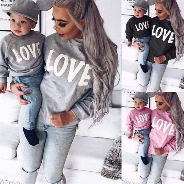 Abiti coordinati per la famiglia Madre e figlio Figlia Abbigliamento Lettera T Shirt Mamma Ragazzi Vestiti per ragazze Magliette per bambini 220924